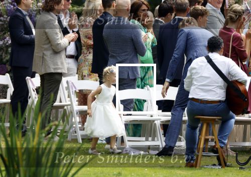 Oegstgeest 30 juli 2022
Trouwen Maxime Meiland en Leroy Molkenboer op kasteel Oud Poelgeest . Aanwezig natuurlijk Martien Meiland Erica Meiland Montana Meiland en haar partner Dirk Hoogstraten. Ook hun dochters Claire en Vive waren aanwezig.