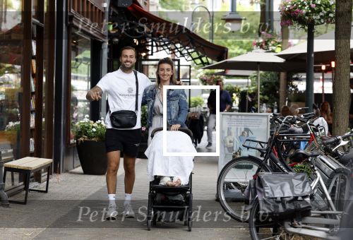 Amsterdam 26 juli 2022
Dave Roelvink met zijn vriendin Jazzlyn achter de kinderwagen met daarin hun zoon Dean in Amsterdam zuid.