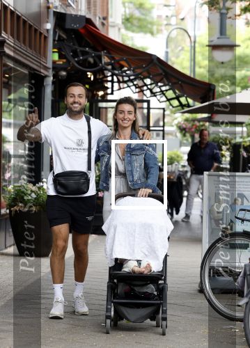 Amsterdam 26 juli 2022
Dave Roelvink met zijn vriendin Jazzlyn achter de kinderwagen met daarin hun zoon Dean in Amsterdam zuid.