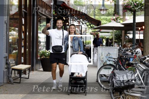 Amsterdam 26 juli 2022
Dave Roelvink met zijn vriendin Jazzlyn achter de kinderwagen met daarin hun zoon Dean in Amsterdam zuid.