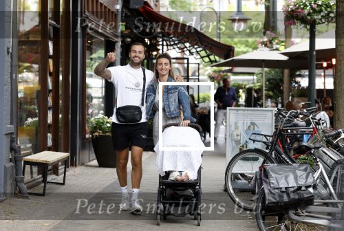 Amsterdam 26 juli 2022
Dave Roelvink met zijn vriendin Jazzlyn achter de kinderwagen met daarin hun zoon Dean in Amsterdam zuid.
