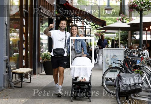 Amsterdam 26 juli 2022
Dave Roelvink met zijn vriendin Jazzlyn achter de kinderwagen met daarin hun zoon Dean in Amsterdam zuid.