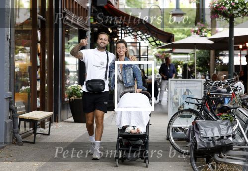 Amsterdam 26 juli 2022
Dave Roelvink met zijn vriendin Jazzlyn achter de kinderwagen met daarin hun zoon Dean in Amsterdam zuid.