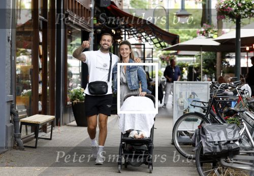 Amsterdam 26 juli 2022
Dave Roelvink met zijn vriendin Jazzlyn achter de kinderwagen met daarin hun zoon Dean in Amsterdam zuid.