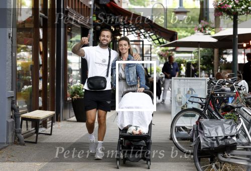 Amsterdam 26 juli 2022
Dave Roelvink met zijn vriendin Jazzlyn achter de kinderwagen met daarin hun zoon Dean in Amsterdam zuid.