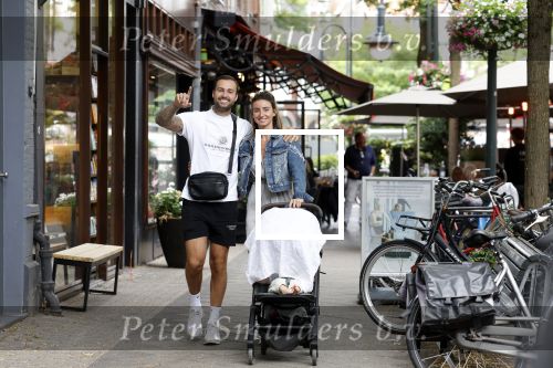 Amsterdam 26 juli 2022
Dave Roelvink met zijn vriendin Jazzlyn achter de kinderwagen met daarin hun zoon Dean in Amsterdam zuid.