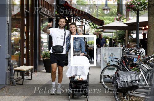 Amsterdam 26 juli 2022
Dave Roelvink met zijn vriendin Jazzlyn achter de kinderwagen met daarin hun zoon Dean in Amsterdam zuid.
