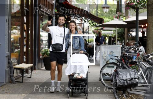 Amsterdam 26 juli 2022
Dave Roelvink met zijn vriendin Jazzlyn achter de kinderwagen met daarin hun zoon Dean in Amsterdam zuid.