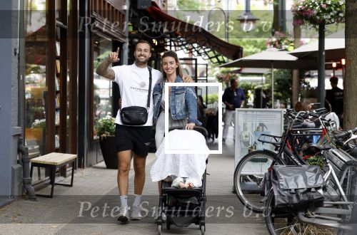 Amsterdam 26 juli 2022
Dave Roelvink met zijn vriendin Jazzlyn achter de kinderwagen met daarin hun zoon Dean in Amsterdam zuid.