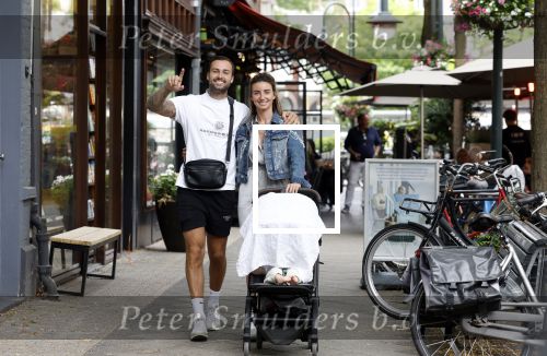 Amsterdam 26 juli 2022
Dave Roelvink met zijn vriendin Jazzlyn achter de kinderwagen met daarin hun zoon Dean in Amsterdam zuid.