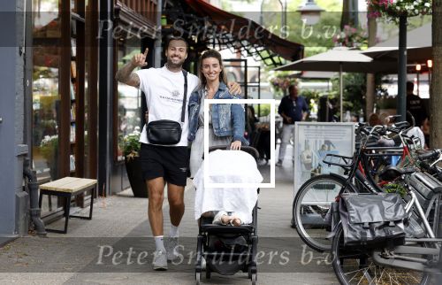 Amsterdam 26 juli 2022
Dave Roelvink met zijn vriendin Jazzlyn achter de kinderwagen met daarin hun zoon Dean in Amsterdam zuid.