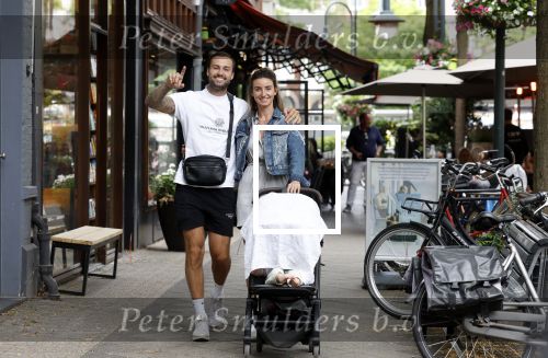 Amsterdam 26 juli 2022
Dave Roelvink met zijn vriendin Jazzlyn achter de kinderwagen met daarin hun zoon Dean in Amsterdam zuid.