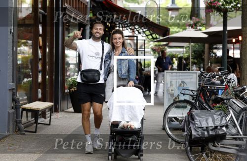 Amsterdam 26 juli 2022
Dave Roelvink met zijn vriendin Jazzlyn achter de kinderwagen met daarin hun zoon Dean in Amsterdam zuid.