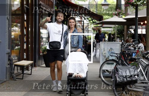 Amsterdam 26 juli 2022
Dave Roelvink met zijn vriendin Jazzlyn achter de kinderwagen met daarin hun zoon Dean in Amsterdam zuid.