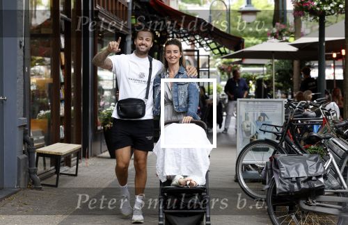 Amsterdam 26 juli 2022
Dave Roelvink met zijn vriendin Jazzlyn achter de kinderwagen met daarin hun zoon Dean in Amsterdam zuid.