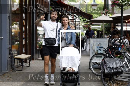 Amsterdam 26 juli 2022
Dave Roelvink met zijn vriendin Jazzlyn achter de kinderwagen met daarin hun zoon Dean in Amsterdam zuid.