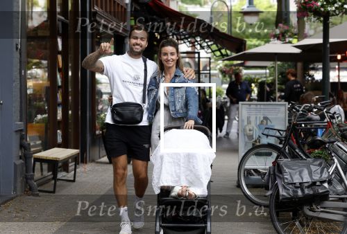 Amsterdam 26 juli 2022
Dave Roelvink met zijn vriendin Jazzlyn achter de kinderwagen met daarin hun zoon Dean in Amsterdam zuid.