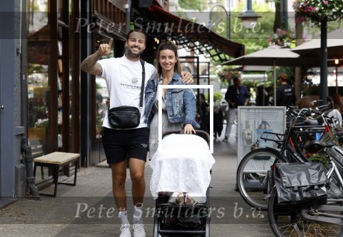 Amsterdam 26 juli 2022
Dave Roelvink met zijn vriendin Jazzlyn achter de kinderwagen met daarin hun zoon Dean in Amsterdam zuid.