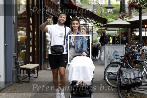 Amsterdam 26 juli 2022
Dave Roelvink met zijn vriendin Jazzlyn achter de kinderwagen met daarin hun zoon Dean in Amsterdam zuid.
