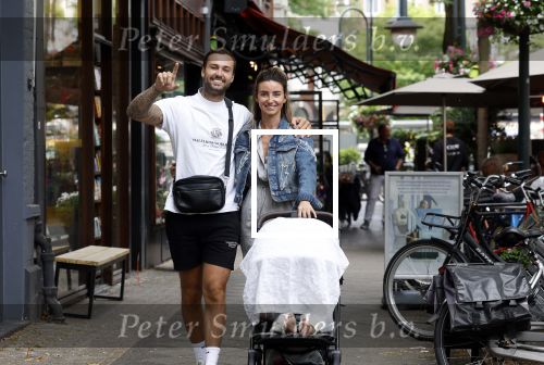 Amsterdam 26 juli 2022
Dave Roelvink met zijn vriendin Jazzlyn achter de kinderwagen met daarin hun zoon Dean in Amsterdam zuid.