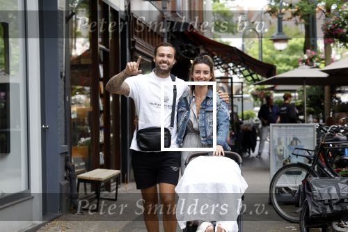 Amsterdam 26 juli 2022
Dave Roelvink met zijn vriendin Jazzlyn achter de kinderwagen met daarin hun zoon Dean in Amsterdam zuid.