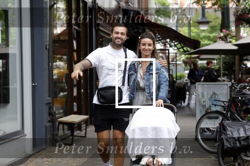 Amsterdam 26 juli 2022
Dave Roelvink met zijn vriendin Jazzlyn achter de kinderwagen met daarin hun zoon Dean in Amsterdam zuid.