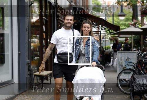 Amsterdam 26 juli 2022
Dave Roelvink met zijn vriendin Jazzlyn achter de kinderwagen met daarin hun zoon Dean in Amsterdam zuid.