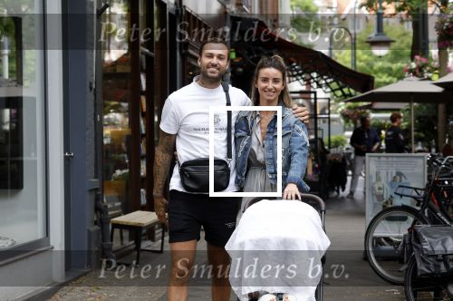 Amsterdam 26 juli 2022
Dave Roelvink met zijn vriendin Jazzlyn achter de kinderwagen met daarin hun zoon Dean in Amsterdam zuid.