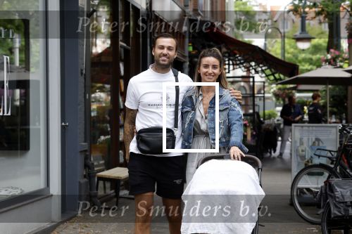 Amsterdam 26 juli 2022
Dave Roelvink met zijn vriendin Jazzlyn achter de kinderwagen met daarin hun zoon Dean in Amsterdam zuid.