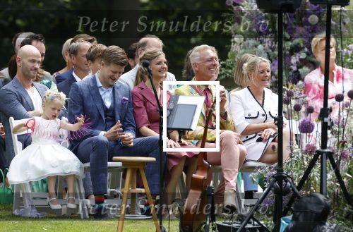 Oegstgeest 30 juli 2022
Trouwen Maxime Meiland en Leroy Molkenboer op kasteel Oud Poelgeest . Aanwezig natuurlijk Martien Meiland Erica Meiland Montana Meiland en haar partner Dirk Hoogstraten. Ook hun dochters Claire en Vive waren aanwezig.