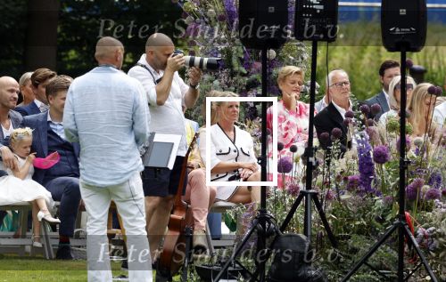 Oegstgeest 30 juli 2022
Trouwen Maxime Meiland en Leroy Molkenboer op kasteel Oud Poelgeest . Aanwezig natuurlijk Martien Meiland Erica Meiland Montana Meiland en haar partner Dirk Hoogstraten. Ook hun dochters Claire en Vive waren aanwezig.