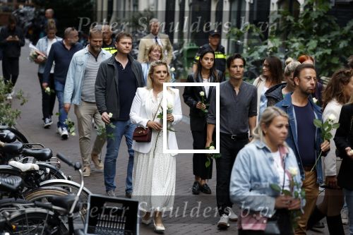 Amsterdam 6 juli 2022
Precies 1 jaar geleden werd op deze plek Peter R de Vries neergeschoten. De redaktie en presentatoren van RTL Boulevard leggen een witte roos neer . OA aanwezig Georgette Schlick Peter v d Vorst Sven Sauve Marieke Elsinga Vivienne v d Assem Aran Bade Jeroen Kijk in de Vegte Arno Kantelberg Eveline Stallaart Clarice Stenger Leon de Ruyter Dries Roelvink en Tim Oliehoek .