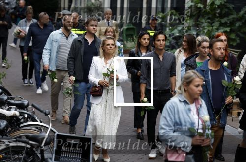 Amsterdam 6 juli 2022
Precies 1 jaar geleden werd op deze plek Peter R de Vries neergeschoten. De redaktie en presentatoren van RTL Boulevard leggen een witte roos neer . OA aanwezig Georgette Schlick Peter v d Vorst Sven Sauve Marieke Elsinga Vivienne v d Assem Aran Bade Jeroen Kijk in de Vegte Arno Kantelberg Eveline Stallaart Clarice Stenger Leon de Ruyter Dries Roelvink en Tim Oliehoek .