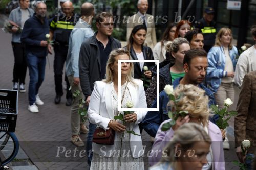 Amsterdam 6 juli 2022
Precies 1 jaar geleden werd op deze plek Peter R de Vries neergeschoten. De redaktie en presentatoren van RTL Boulevard leggen een witte roos neer . OA aanwezig Georgette Schlick Peter v d Vorst Sven Sauve Marieke Elsinga Vivienne v d Assem Aran Bade Jeroen Kijk in de Vegte Arno Kantelberg Eveline Stallaart Clarice Stenger Leon de Ruyter Dries Roelvink en Tim Oliehoek .
