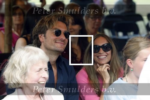 Diepenheim 31 juli 2022
Wibi Soerjadi krijgt na een tuinconcert in de tuin van zij n huis een koninklijke onderscheiding . Zijn nieuwe vriendin Myrthe is aanwezig .Frank Dane met zijn vriendin