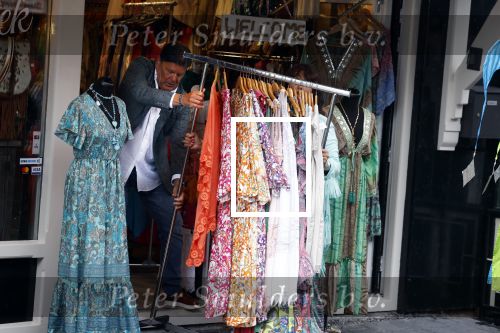 Volendam 21 juli 2022
Frank Masmeijer en zijn vriendin Anita Oostingh bij haar winkel Boetiek  de kans In Volendam .