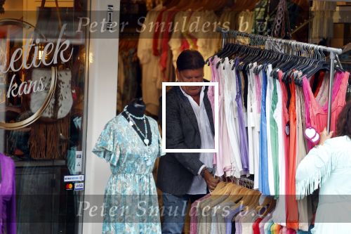 Volendam 21 juli 2022
Frank Masmeijer en zijn vriendin Anita Oostingh bij haar winkel Boetiek  de kans In Volendam .
