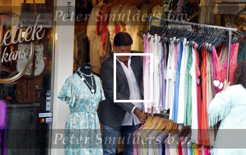 Volendam 21 juli 2022
Frank Masmeijer en zijn vriendin Anita Oostingh bij haar winkel Boetiek  de kans In Volendam .