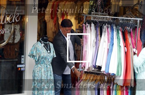 Volendam 21 juli 2022
Frank Masmeijer en zijn vriendin Anita Oostingh bij haar winkel Boetiek  de kans In Volendam .