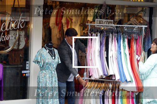 Volendam 21 juli 2022
Frank Masmeijer en zijn vriendin Anita Oostingh bij haar winkel Boetiek  de kans In Volendam .