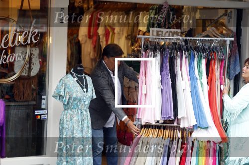 Volendam 21 juli 2022
Frank Masmeijer en zijn vriendin Anita Oostingh bij haar winkel Boetiek  de kans In Volendam .