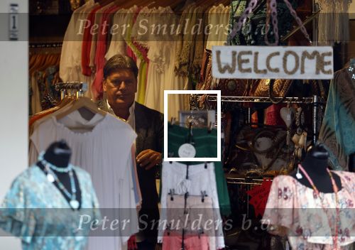 Volendam 21 juli 2022
Frank Masmeijer en zijn vriendin Anita Oostingh bij haar winkel Boetiek  de kans In Volendam .