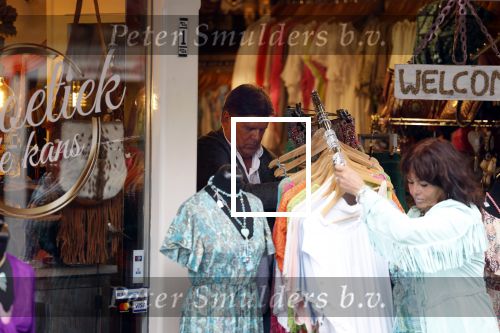 Volendam 21 juli 2022
Frank Masmeijer en zijn vriendin Anita Oostingh bij haar winkel Boetiek  de kans In Volendam .