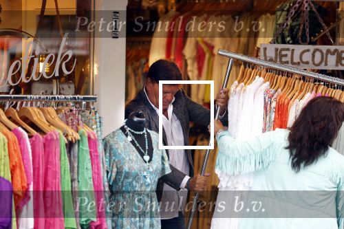 Volendam 21 juli 2022
Frank Masmeijer en zijn vriendin Anita Oostingh bij haar winkel Boetiek  de kans In Volendam .