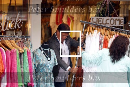 Volendam 21 juli 2022
Frank Masmeijer en zijn vriendin Anita Oostingh bij haar winkel Boetiek  de kans In Volendam .