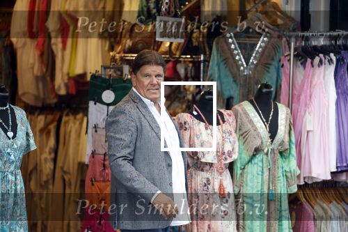 Volendam 21 juli 2022
Frank Masmeijer en zijn vriendin Anita Oostingh bij haar winkel Boetiek  de kans In Volendam .