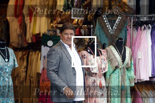Volendam 21 juli 2022
Frank Masmeijer en zijn vriendin Anita Oostingh bij haar winkel Boetiek  de kans In Volendam .