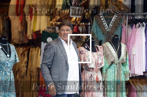 Volendam 21 juli 2022
Frank Masmeijer en zijn vriendin Anita Oostingh bij haar winkel Boetiek  de kans In Volendam .