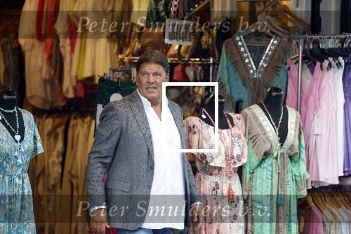 Volendam 21 juli 2022
Frank Masmeijer en zijn vriendin Anita Oostingh bij haar winkel Boetiek  de kans In Volendam .