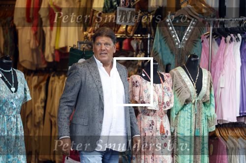 Volendam 21 juli 2022
Frank Masmeijer en zijn vriendin Anita Oostingh bij haar winkel Boetiek  de kans In Volendam .